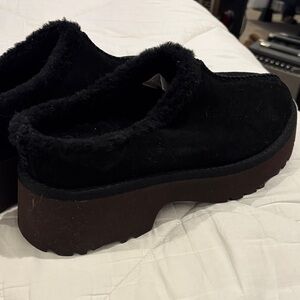 NWOT UGG Black and Brown Platform Mules